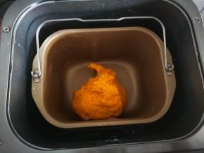 面粉，胡萝卜汁和盐放入面包桶中和面。