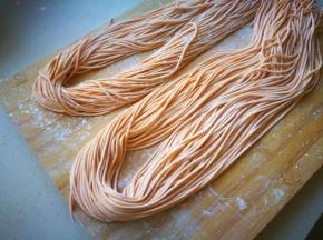 和成一个稍硬的面团，用压面机压成面条。