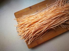 我一次性做的比较多，吃不完的可以晒干，北方的冬天挂在阳台，一个晚上就能晾干。