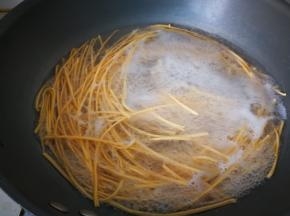 锅中将水烧开，下入胡萝卜面煮至九分熟，捞出后过一遍纯净水，控干水分。