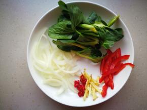 洋葱，辣椒，生姜切丝，干红辣椒掰开后去籽，小油菜一小把。