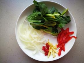 洋葱，辣椒，生姜切丝，干红辣椒掰开后去籽，小油菜一小把。