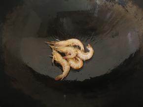 锅中放入花生油，先放入鹰爪虾炒至变色后盛出来备用，将虾油留在锅内。