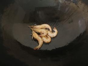 锅中放入花生油，先放入鹰爪虾炒至变色后盛出来备用，将虾油留在锅内。