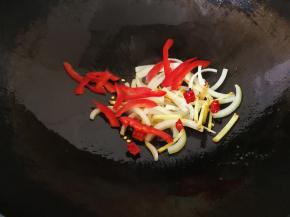 放入洋葱，生姜，彩椒，干红辣椒大火翻炒。