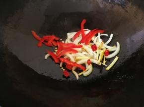 放入洋葱，生姜，彩椒，干红辣椒大火翻炒。