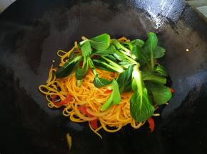 炒出香味后，放入煮好的面条和小油菜。