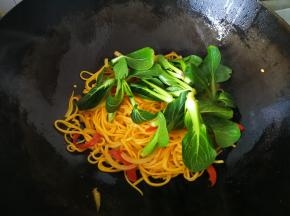 炒出香味后，放入煮好的面条和小油菜。