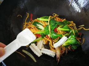 翻炒均匀后，调入盐，老抽，生抽。