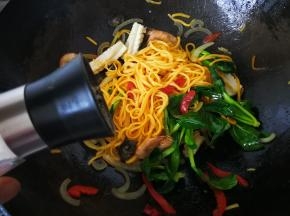 出锅前现磨少许黑胡椒碎。