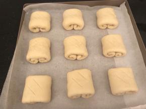 倒翻过来排放在烤盘里，表面可以切上自己喜欢的纹路，不切也罢