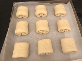 倒翻过来排放在烤盘里，表面可以切上自己喜欢的纹路，不切也罢