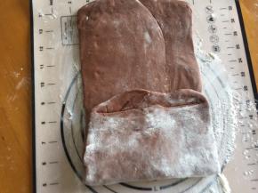 再次擀成长方形，向之前一样折叠