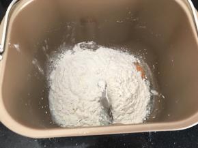 接下来，B面包主体材料（除黄油外）全部放入面包桶，依然是洗液后粉次序