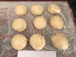 分成9等份，盖上保鲜膜松弛20分钟