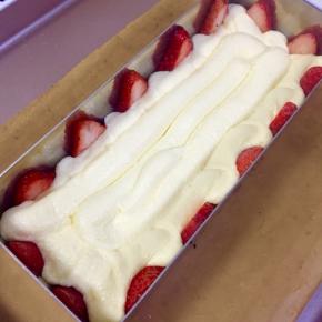 模具底部铺一片蛋糕，四边贴上草莓片，然后挤上一层穆斯林奶油，缝隙里也要填充