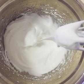 蛋白分三次加糖（总计30克）电动打蛋器打发至硬