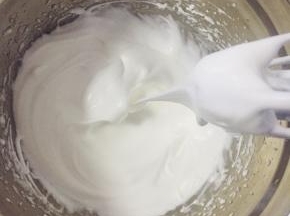 蛋白分三次加糖（总计30克）电动打蛋器打发至硬