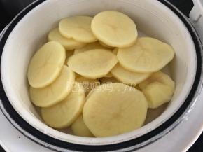 隔水蒸约十分钟，熟透就好，时间随土豆大小厚薄适当调整哈