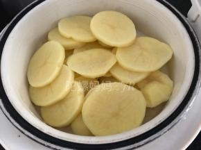 隔水蒸约十分钟，熟透就好，时间随土豆大小厚薄适当调整哈