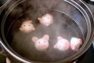 直到小猪飘浮在上面即可、小猪汤圆出锅喽