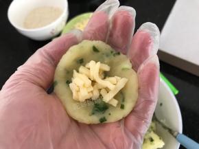 中间放上芝士碎