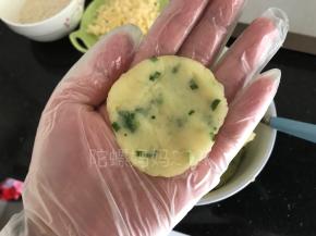 取一团拌匀的土豆泥搓圆压扁