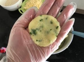 取一团拌匀的土豆泥搓圆压扁
