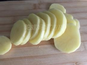 土豆去皮切片