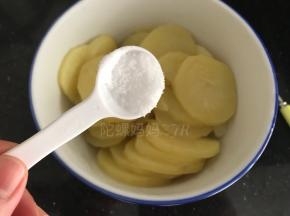 蒸熟后倒进大碗里，加入盐