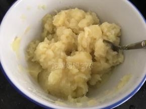 趁热用勺子压烂拌匀