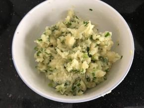 加入土豆泥里拌匀