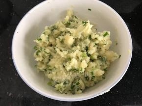 加入土豆泥里拌匀