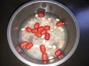 将准备好的食材倒入电压力锅中，洗净，加适量的水。