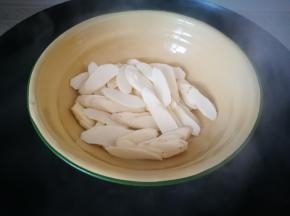 切薄片开水上锅蒸12-15分钟