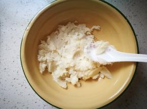 蒸熟后趁热压成泥