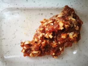 猪梅条肉和花菇剁碎，加生抽，老抽，盐，淀粉，一点水，黑胡椒粉搅拌均匀，可以稍咸点