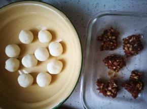 山药泥平均分成10份，肉馅平均分成5份