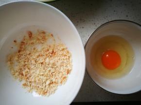 准备鸡蛋，一会打散，面包糠，这是我自制的，最好用白面包糠，上色好控制