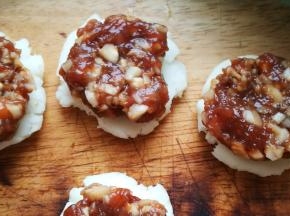 肉馅均匀放到山药片上