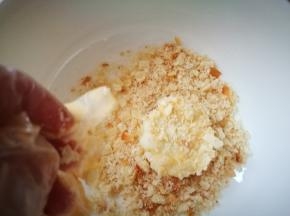 放入面包糠中，粘满面包糠