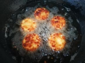 花生油烧到一根干筷子放进油锅，周围迅速冒泡，油温就可以了。下山药，小火炸，不时翻面，以免炸糊，白面包糠更好控制