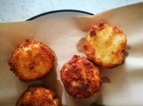 山药飘起来后，大火捞出，放到吸油纸上