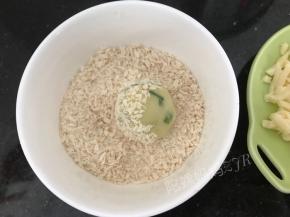 放进面包糠里滚一遍