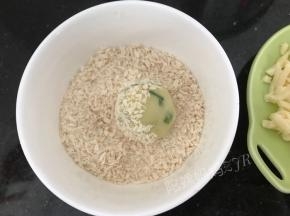 放进面包糠里滚一遍