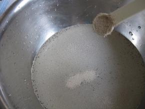 面盆里放少量的清水，水量在配方之内，放入酵母浸泡一会，制作时间为冬季，夏天无需浸泡酵母