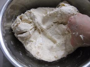 活成面团，一开始会比较沾手