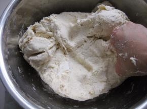 活成面团，一开始会比较沾手