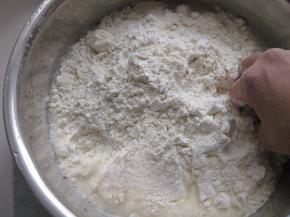 放入面粉，加入余下的清水