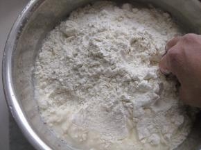 放入面粉，加入余下的清水
